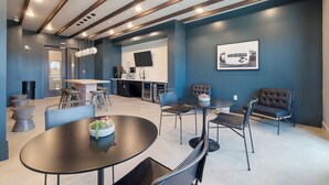 Un interior moderno con cocina, comedor y zona de estar.