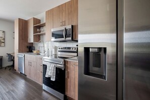 Frigorífico, microondas, horno y placa de cocina