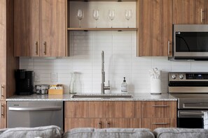 Kjøleskap, mikrobølgeovn, ovn og kokeplater