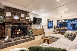 TV, fireplace, books, offices - Bella's Cottage Yarra Valley | Spa & Sauna (Yarra Glen)
