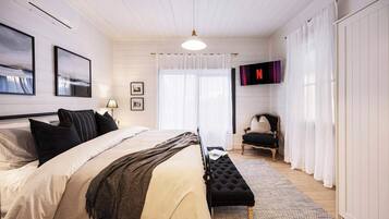 6 bedrooms, desk, iron/ironing board, WiFi