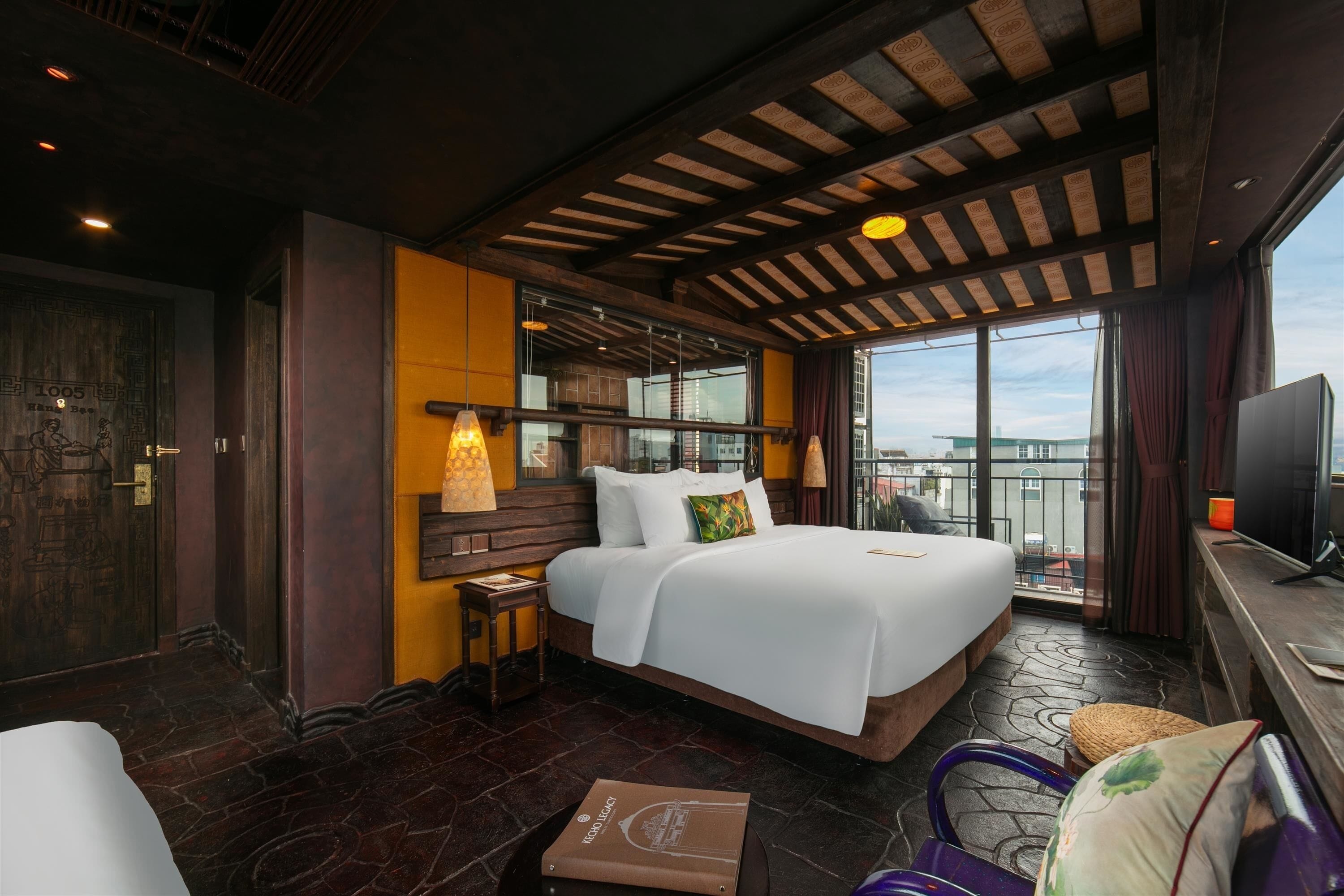 行政开间套房, 阳台, 城市景观 | 高档床上用品、迷你吧、客房内保险箱、办公桌