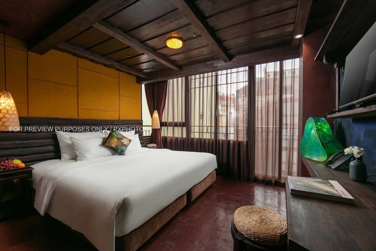 Peralatan tempat tidur premium, bar mini, peti besi dalam bilik, meja