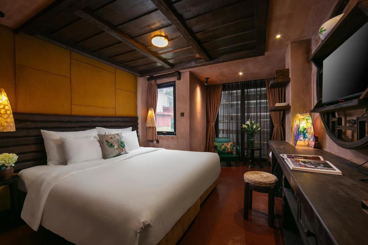 Premium bedding, minibar, in-room safe, desk