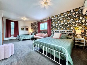 4 bedrooms, desk, iron/ironing board, WiFi