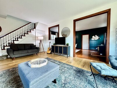 1910 Victorian · River Views · Walk to LCSC · Sleeps 12