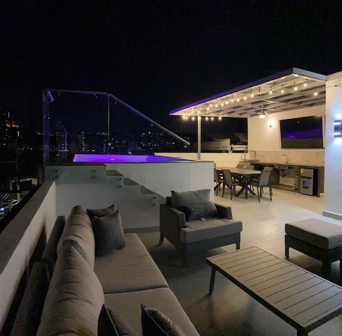 Gorgeous house w/ rooftop pool