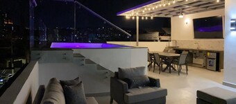 Gorgeous house w/ rooftop pool