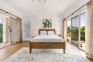 4 bedrooms, desk, iron/ironing board, WiFi - Peaceful Family Home: 4-Bed, Pool, Alfresco Dining (Bridgeman Downs)