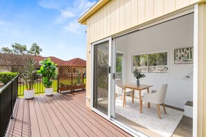 Outdoor dining - Cute 1-Bed Tiny House with Garden in Nature (Bridgeman Downs)