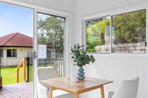 Outdoor dining - Cute 1-Bed Tiny House with Garden in Nature (Bridgeman Downs)