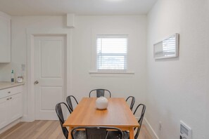 Dining - #StayInMyDistrict Coos Bay Primrose Cottage (Coos Bay)