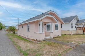 Exterior - #StayInMyDistrict Coos Bay Primrose Cottage (Coos Bay)