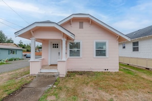 Exterior - #StayInMyDistrict Coos Bay Primrose Cottage (Coos Bay)