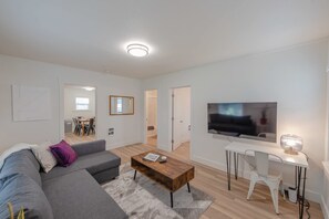 TV, offices - #StayInMyDistrict Coos Bay Primrose Cottage (Coos Bay)