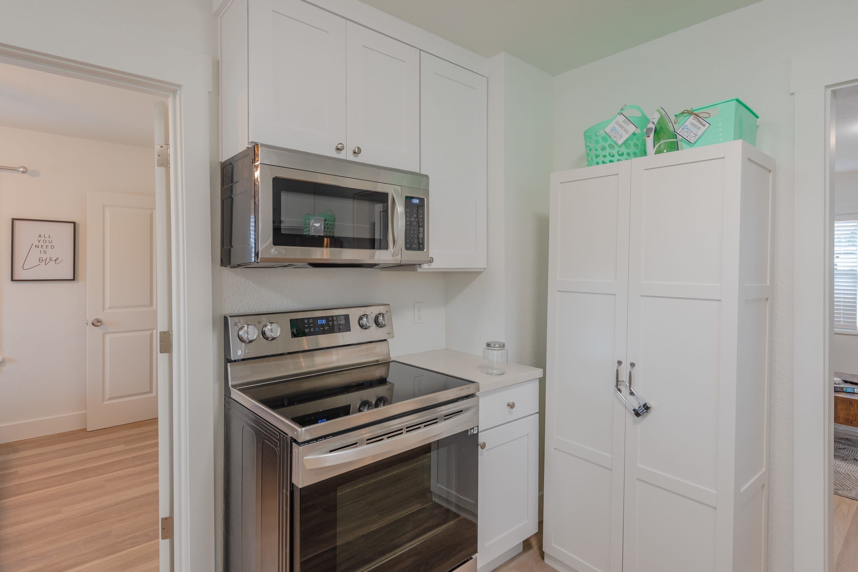 Een koelkast, een magnetron, een oven, een kookplaat