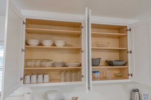 Interior - #StayInMyDistrict Coos Bay Primrose Cottage (Coos Bay)