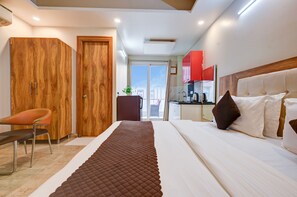 Premium bedding, desk, laptop workspace, free WiFi - The Palm Suites (Gurugram)