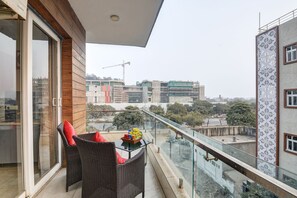 Deluxe-Zimmer, Balkon, Stadtblick | Hochwertige Bettwaren, Schreibtisch, laptopgeeigneter Arbeitsplatz