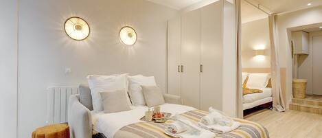 Strygejern/strygebræt, internetforbindelse, sengetøj