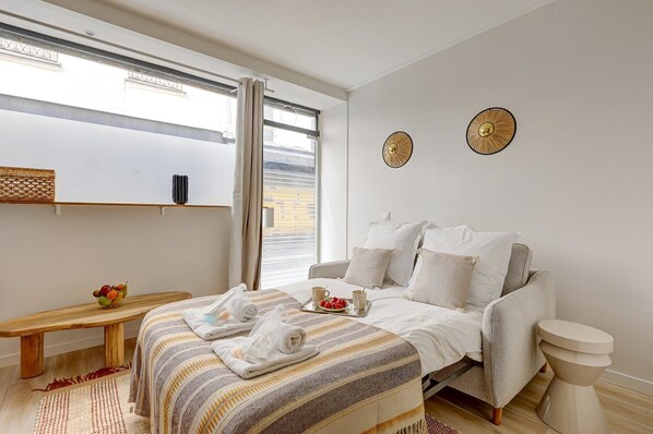 Iron/ironing board, internet, bed sheets