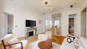 TV - TBS 216 - Fabulous apartment near Champs-Élysées (Paris)