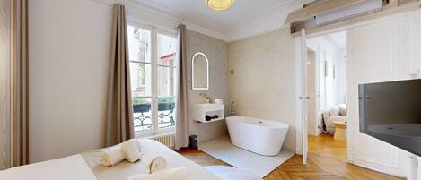 2 chambres, fer et planche à repasser, Wi-Fi, draps fournis