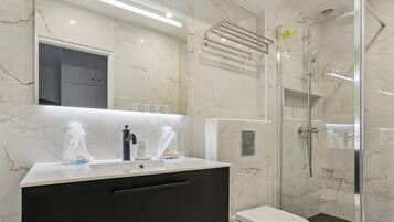 Douche, sĂšche-cheveux, serviettes fournies, savon