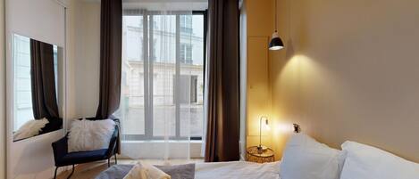 4 عدّة غرف نوم ومكواة/لوح كي وواي فاي وملاءات أسرّة