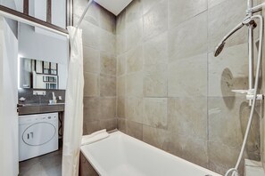 Hair dryer, towels - TBS 6 - Beautiful apartment near Opéra Garnier (Paris)