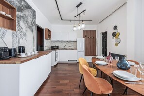 Geladeira, micro-ondas, fogão, cooktop