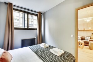 2 bedrooms, desk, iron/ironing board, WiFi
