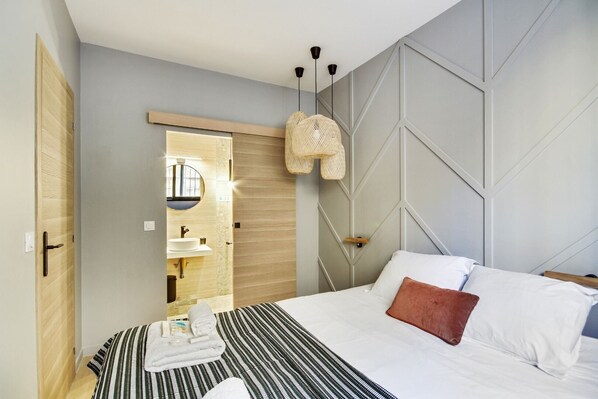 2 bedrooms, desk, iron/ironing board, WiFi