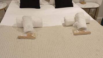 Tabla de planchar con plancha, wifi y ropa de cama