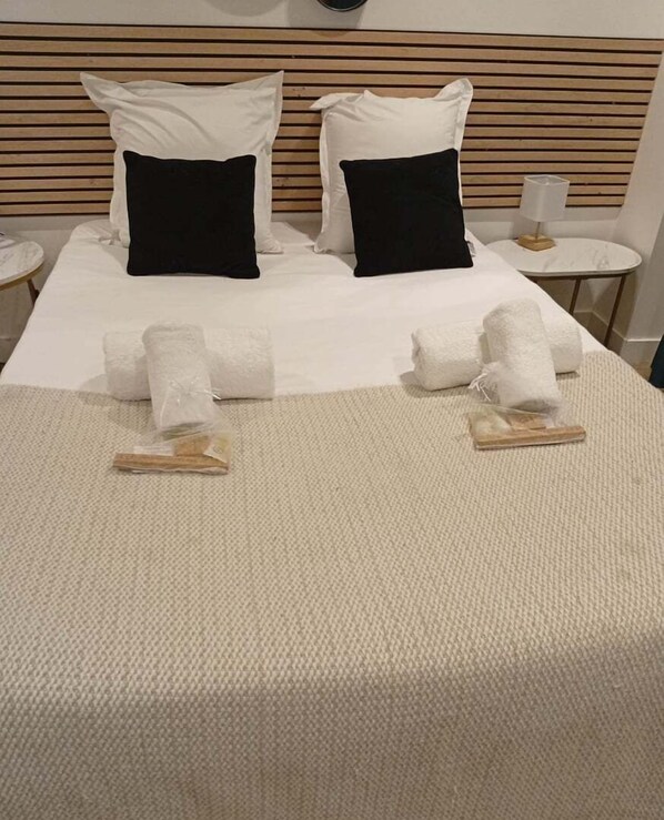 Iron/ironing board, internet, bed sheets