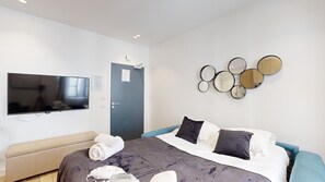 Iron/ironing board, WiFi, bed sheets