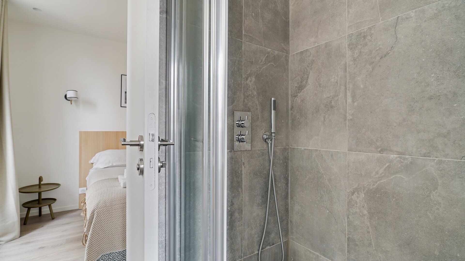 Douche, sèche-cheveux, serviettes fournies, savon