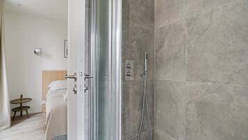 Douche, sĂšche-cheveux, serviettes fournies, savon