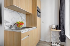 Fridge, oven, dishwasher, coffee/tea maker