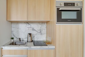 Fridge, oven, dishwasher, coffee/tea maker