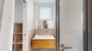 Douche, sèche-cheveux, serviettes fournies, savon