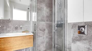 Dusche, Haartrockner, Handtücher, Shampoo