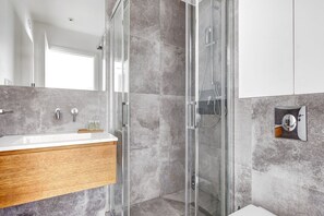 Shower, hair dryer, towels, shampoo - TBS 31 - Elegant and bright apartment in Paris (Paris)