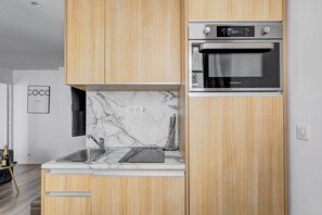 Microondas, horno, lavavajillas, cafetera/tetera