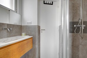 Shower, hair dryer, towels, soap - Bluestay 33 - Charming apartment in Paris (Paris)