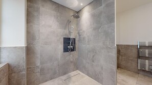 Chuveiro, secador de cabelo, toalhas de banho 