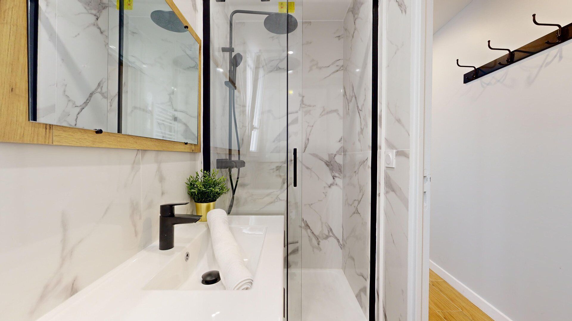 Douche, séchoir à cheveux, serviettes fournies, savon