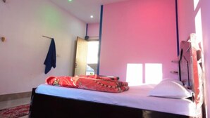 Ein Schlafzimmer mit einem Bett, einem Fenster und einer Tür.