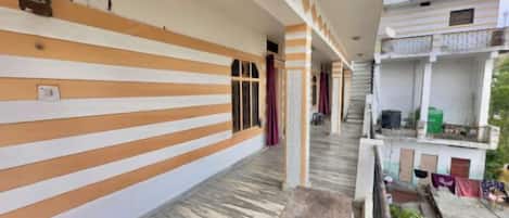 Chambre Standard, balcon, vue sur la ville | Vue du balcon