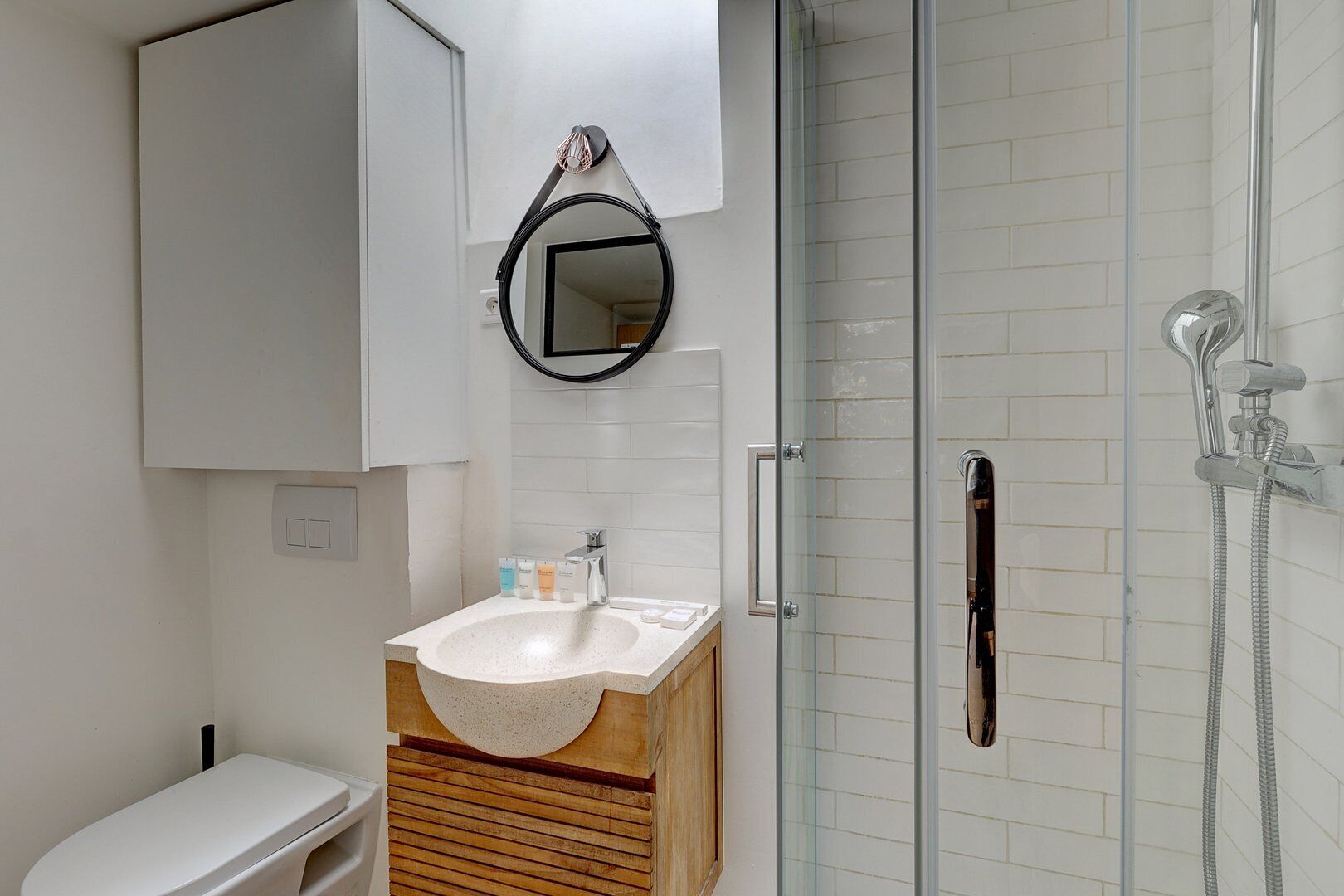 Douche, séchoir à cheveux, serviettes fournies